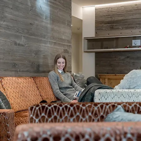 盖兹拉希峰拓普公寓酒店 4* 索尔登